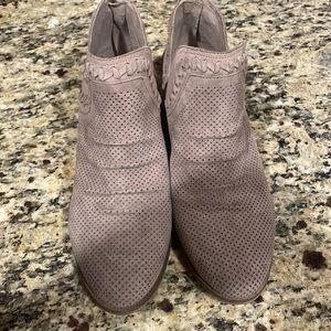 These size 8 cute Vince Camuto are great for the summer and winter wear.